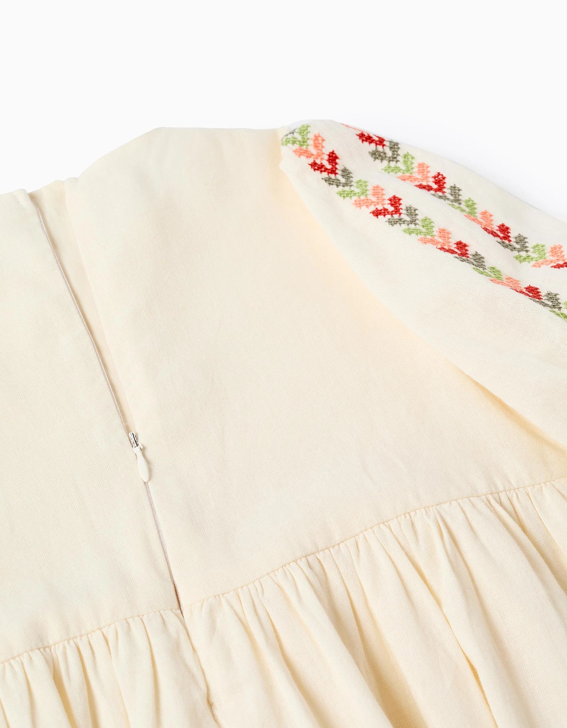 Vestido con mangas abullonadas y bordado para niña, beige claro