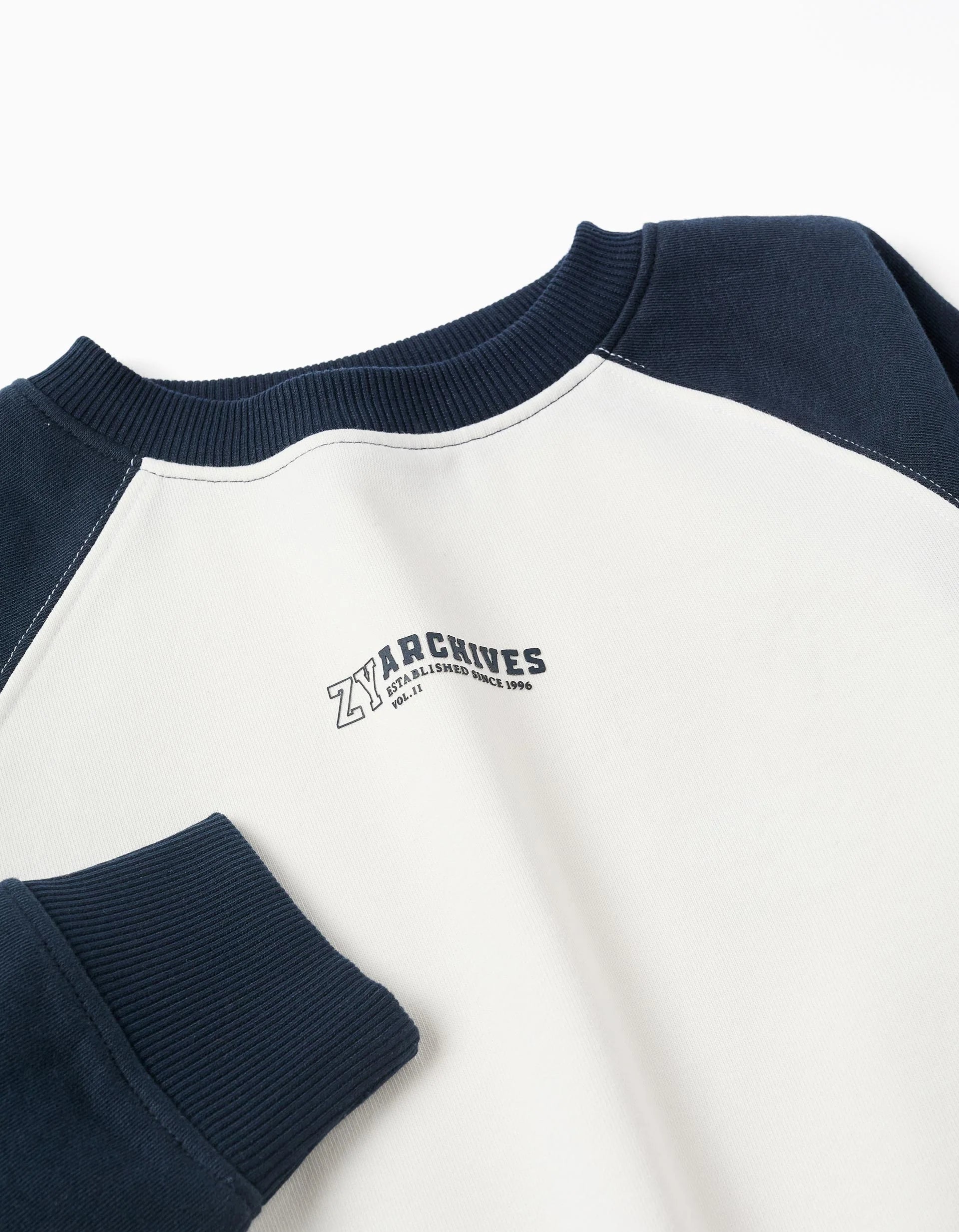 Sudadera con estampado ZY en el pecho para niño, blanco/azul oscuro